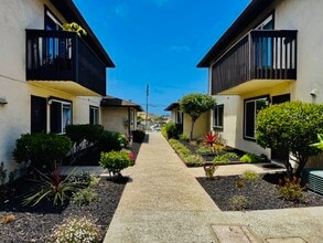 Lake View Terrace Apartments in Marina, CA - Foto de edificio - Building Photo