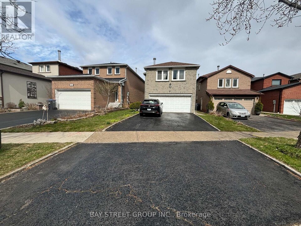141 Surbray Grove in Mississauga, ON - Building Photo