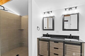 2565 Finkbonner Rd in Bellingham, WA - Building Photo - Building Photo