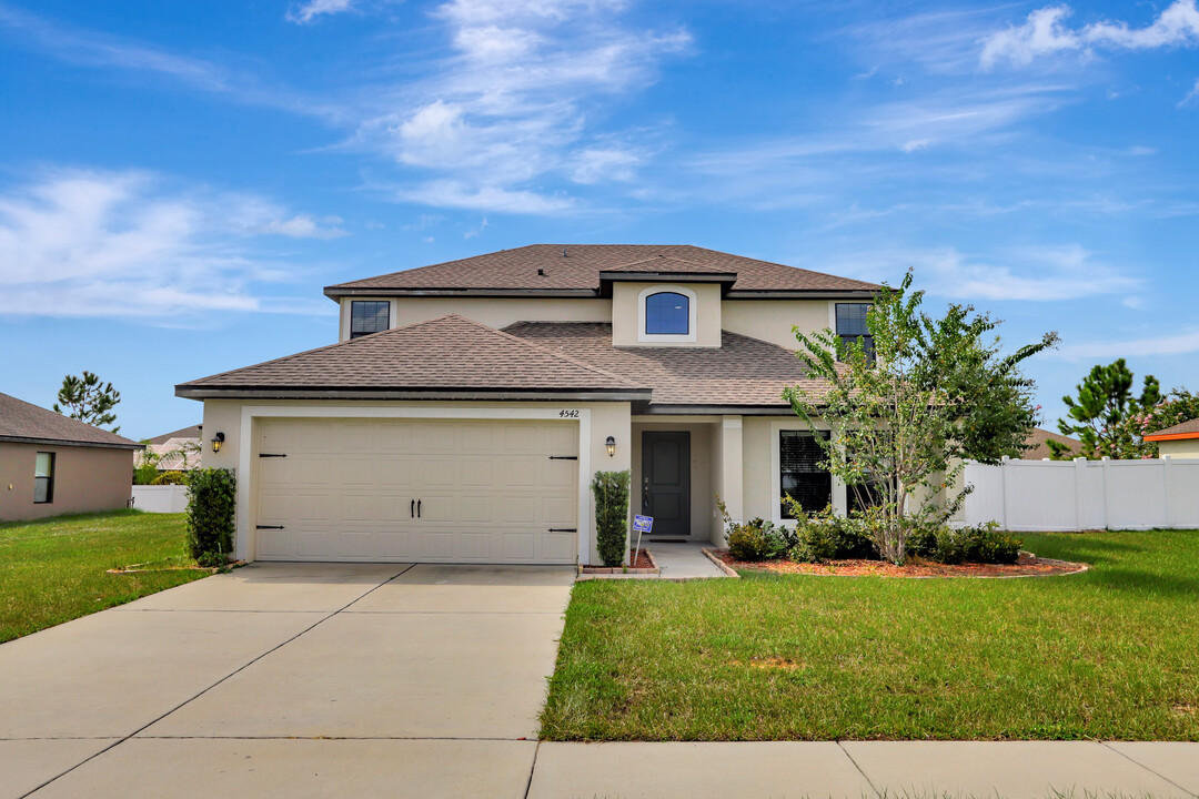 4542 Barbuda Dr in Tavares, FL - Foto de edificio