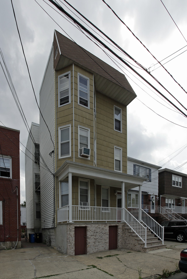 46 E 14th St in Bayonne, NJ - Building Photo - Building Photo