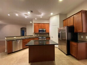 204 Bailey Brook Ln in Dickinson, TX - Foto de edificio - Building Photo