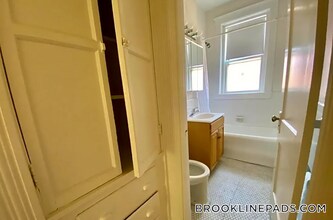 18 Alton Pl, Unit 4 in Brookline, MA - Building Photo - Building Photo