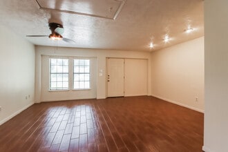 206 Staples Dr in Baytown, TX - Building Photo - Building Photo