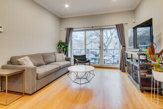 2029 W Saint Paul Ave, Unit 1E in Chicago, IL - Building Photo - Building Photo