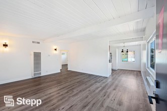 2223 Myrtle Ave in Long Beach, CA - Building Photo - Interior Photo