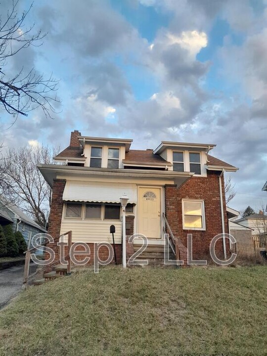 4933 E 85th St in Garfield Heights, OH - Foto de edificio