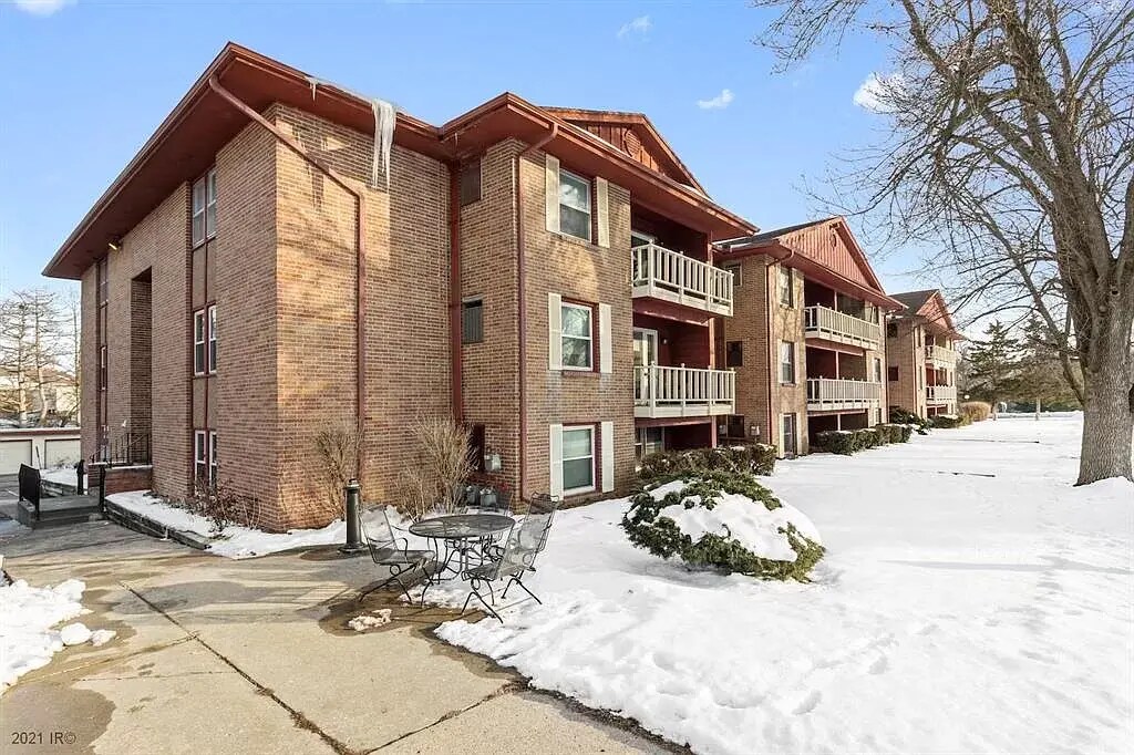 7815 Douglas Ave #102, Unit #102 in Urbandale, IA - Foto de edificio