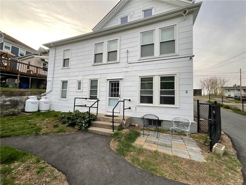 27 Mill St in West Warwick, RI - Building Photo
