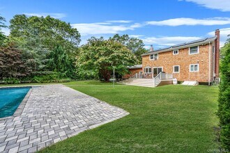 19 Pine Tree Ln in East Quogue, NY - Building Photo - Building Photo