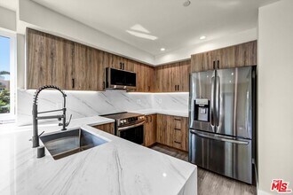 1305 N Sycamore Ave in Los Angeles, CA - Building Photo - Building Photo