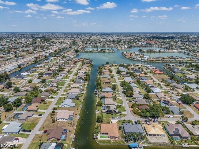 508 SE 9th Pl in Cape Coral, FL - Building Photo - Building Photo