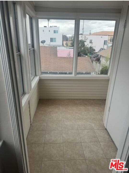 900 W 69th St in Los Angeles, CA - Building Photo - Building Photo
