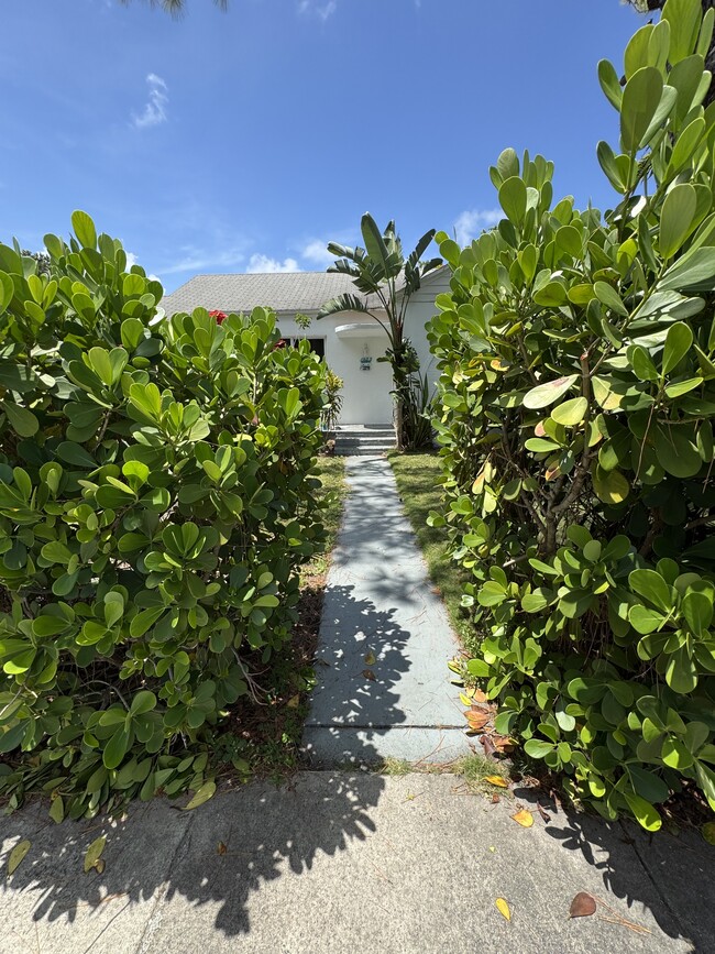 1035 NW 47th St in Miami, FL - Building Photo - Building Photo
