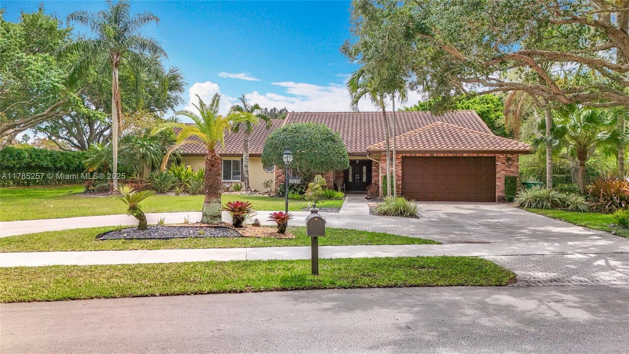 10830 SW 38th Dr in Davie, FL - Foto de edificio