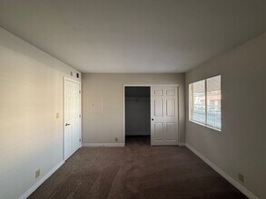 5241 River Glen Dr in Las Vegas, NV - Building Photo - Building Photo