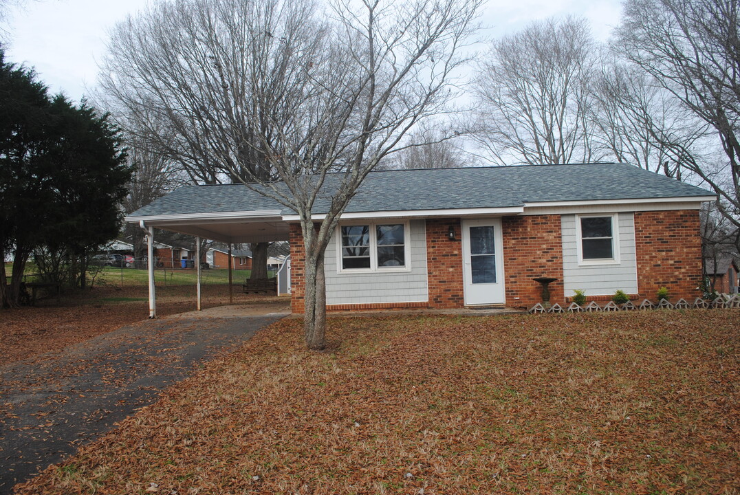 370 West Ave in Troutman, NC - Building Photo