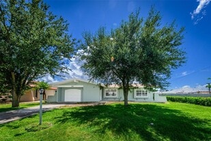 2498 Abscott St in Port Charlotte, FL - Building Photo