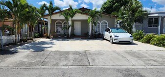 880 E 26th St in Hialeah, FL - Building Photo