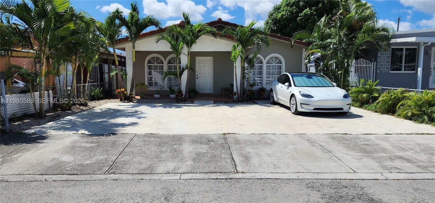 880 E 26th St in Hialeah, FL - Building Photo