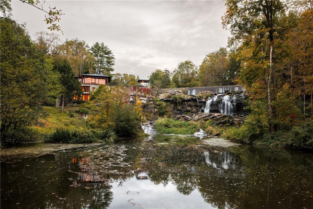 215 Mill Rd in Rhinebeck, NY - Building Photo