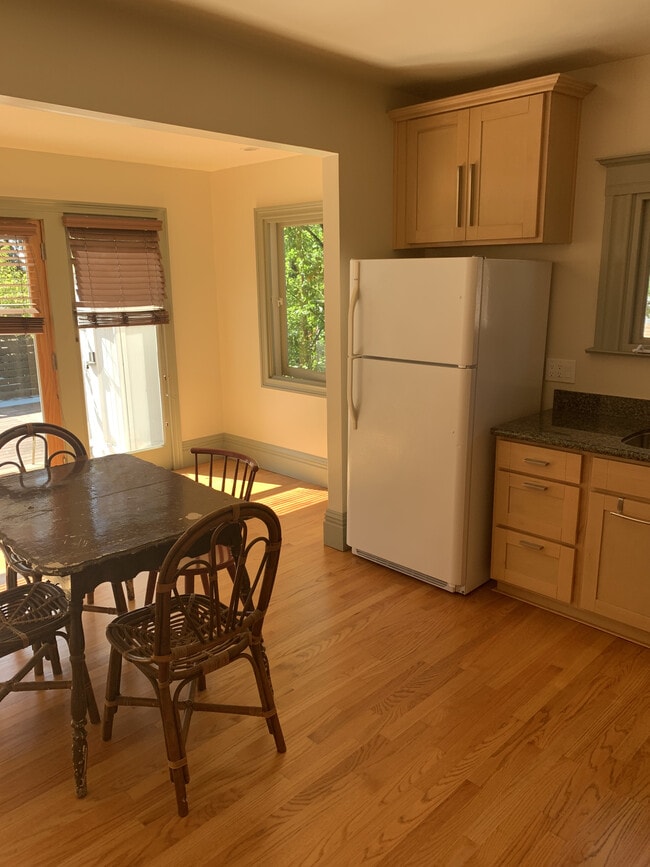 1308 Oxford St, Unit upper