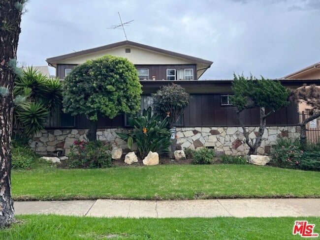 property at 10702 Crenshaw Blvd