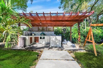 45 NE 98th St in Miami Shores, FL - Foto de edificio - Building Photo