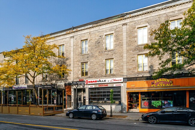 927-939 Du Mont-Royal Av E in Montréal, QC - Building Photo - Building Photo
