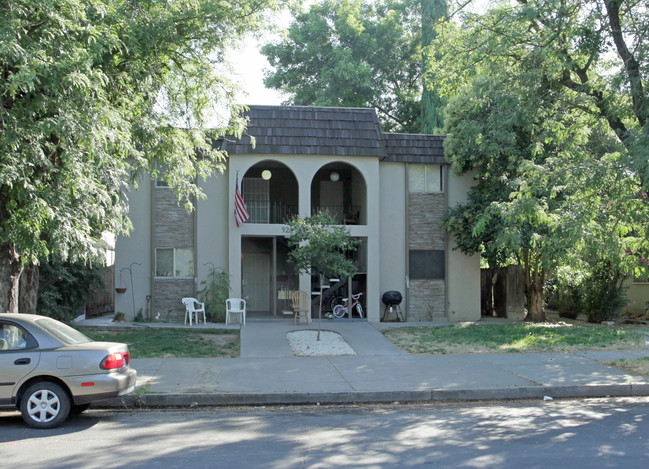 526 16th St in Modesto, CA - Foto de edificio - Building Photo