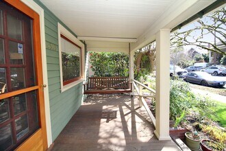 2503 SE Yamhill St in Portland, OR - Building Photo - Building Photo