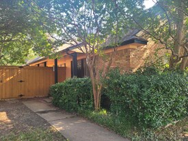 7945 Habersham Ln in Dallas, TX - Building Photo