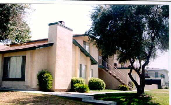 611 E Brockton Ave in Redlands, CA - Foto de edificio