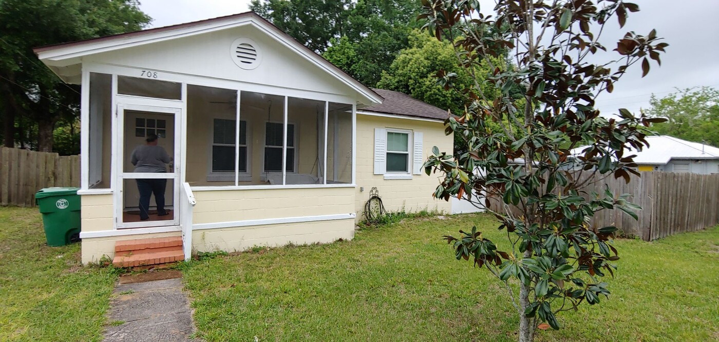 708 E Ohio Ave in DeLand, FL - Building Photo