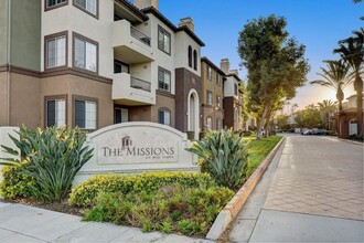 2186 Gill Village Way in San Diego, CA - Foto de edificio - Building Photo