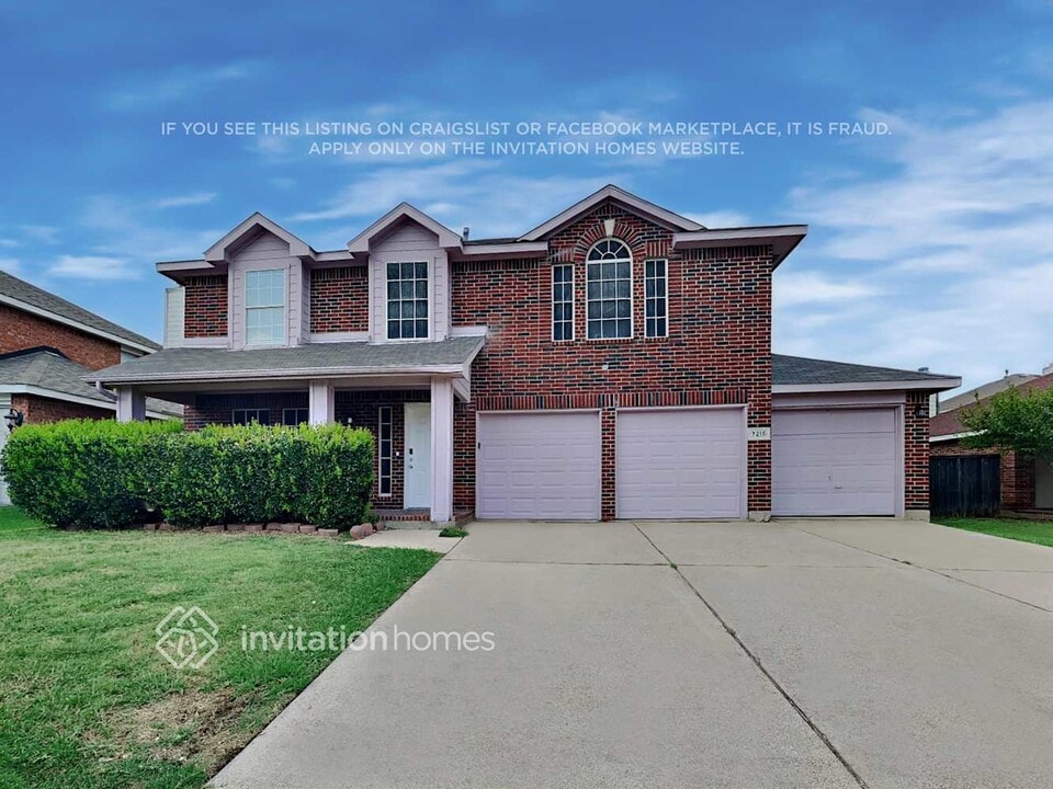 7215 Fossil Garden Dr in Arlington, TX - Building Photo