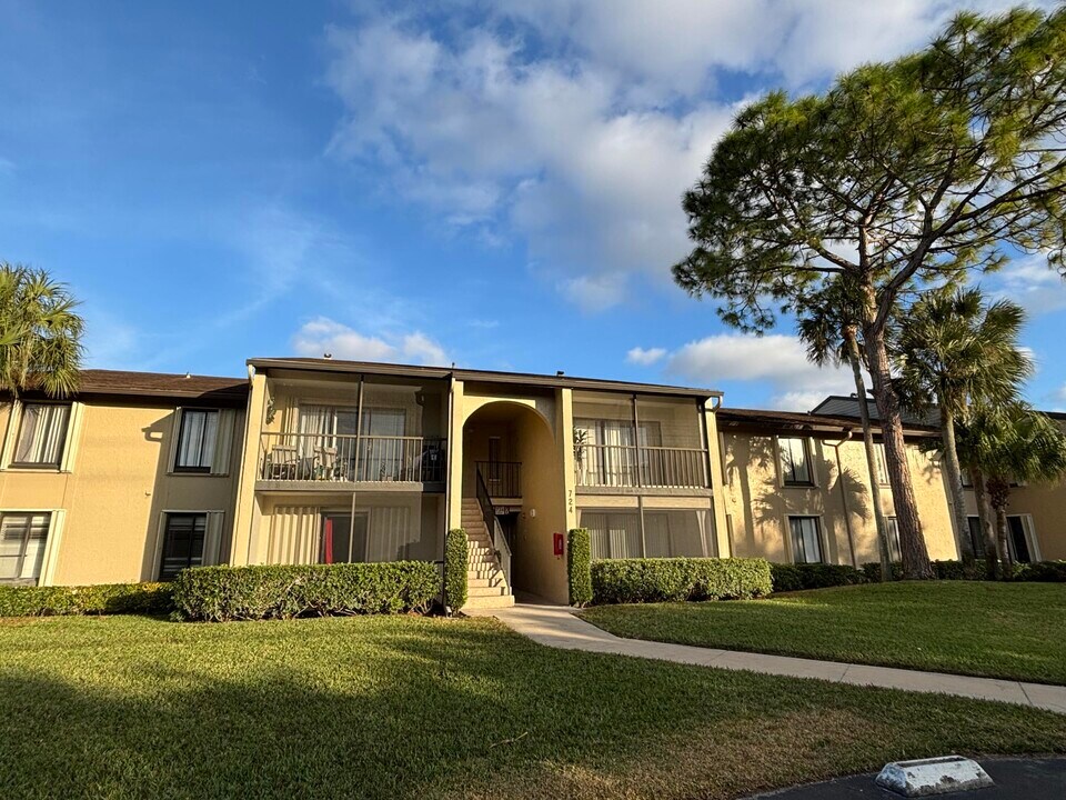 205 Foxtail Dr in Greenacres, FL - Foto de edificio