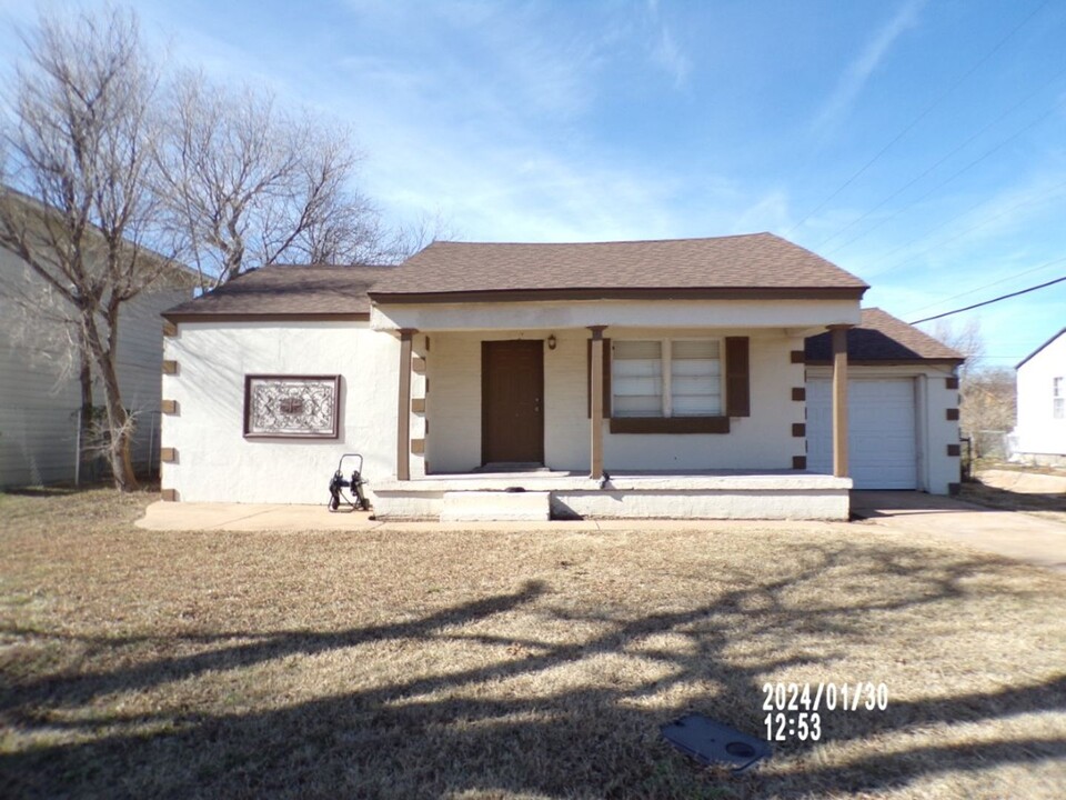 4 NW 27th St in Lawton, OK - Building Photo