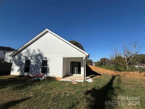 713 E 3rd Ave in Gastonia, NC - Foto de edificio - Building Photo