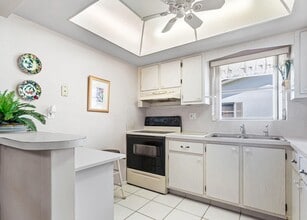 2805 Crosley Dr E in West Palm Beach, FL - Building Photo - Building Photo