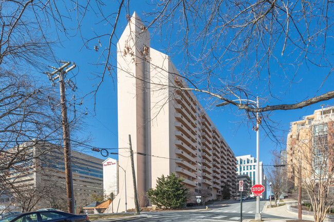 Woodbury Heights Condominium in Arlington, VA - Building Photo - Building Photo