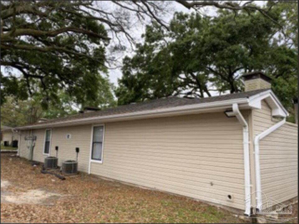 6394 W Fairfield Dr in Pensacola, FL - Building Photo