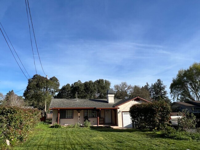 7086 E Hurlbut Ave in Sebastopol, CA - Building Photo - Building Photo