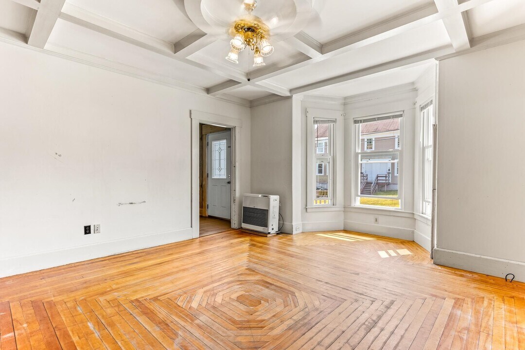 32 Mill St in Rochester, NH - Building Photo