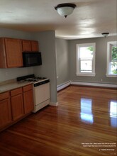 37 Larch St in East Providence, RI - Foto de edificio - Building Photo