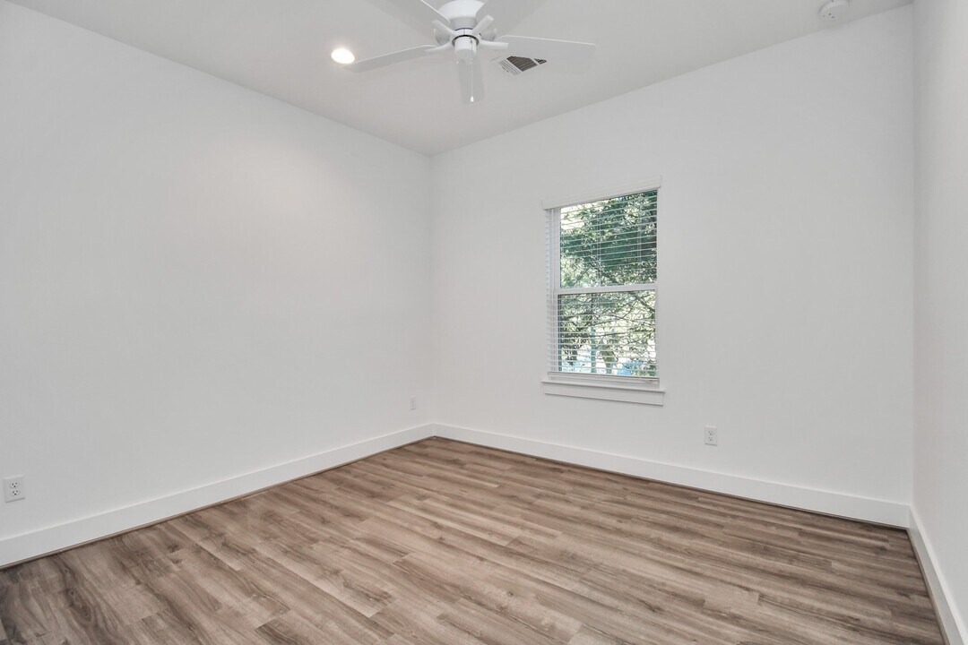 9027 Laverne Oak Ln in Houston, TX - Building Photo