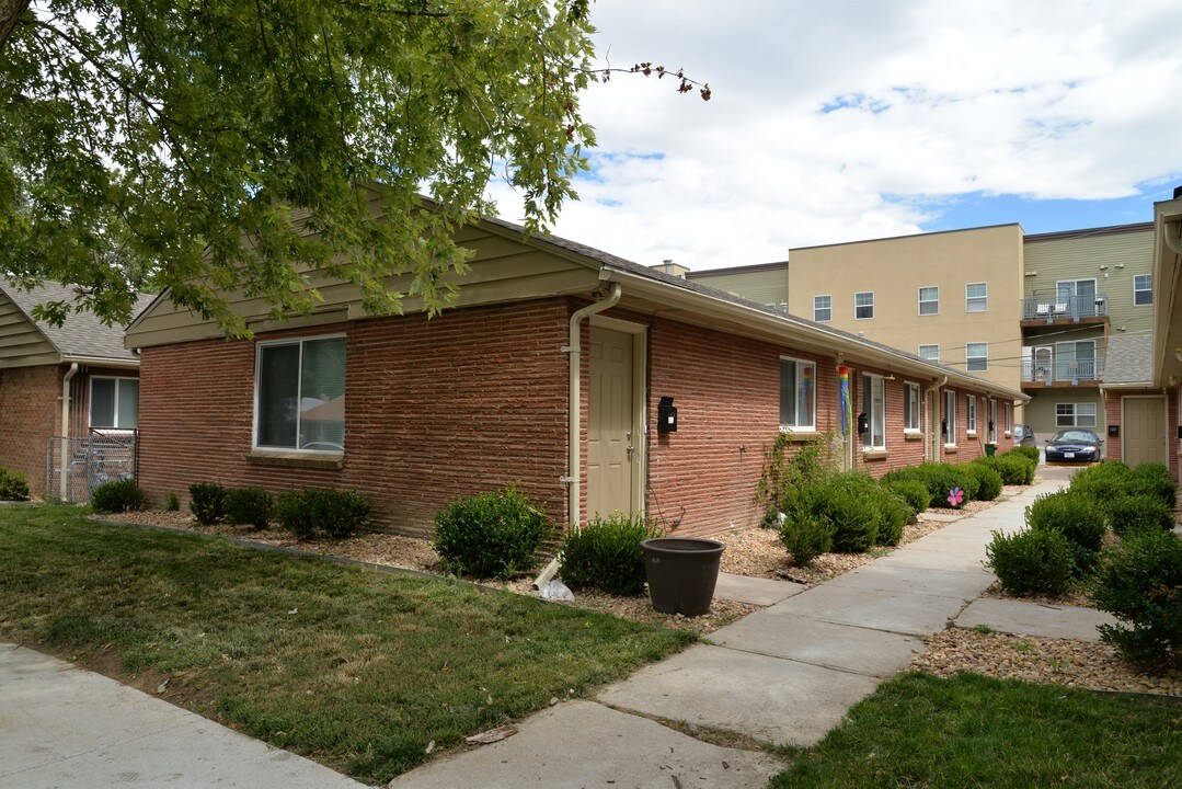 1420 Clinton St in Aurora, CO - Foto de edificio