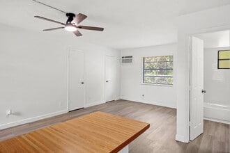 1041 SE Monterey Rd in Stuart, FL - Building Photo - Building Photo