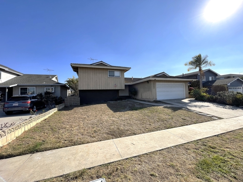 23742 Livewood Ln in Harbor City, CA - Building Photo