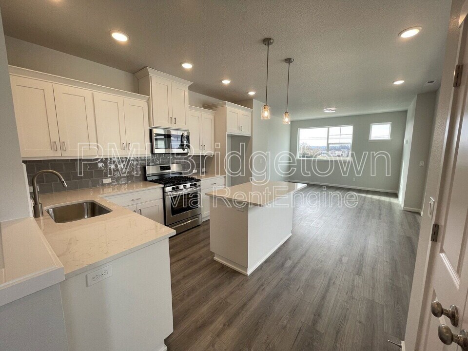 4217 SE Fortress Ln in Hillsboro, OR - Foto de edificio